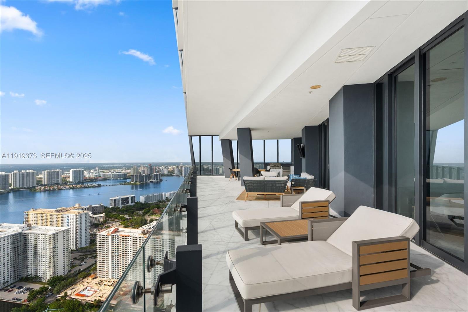 MUSE CONDO - Residential