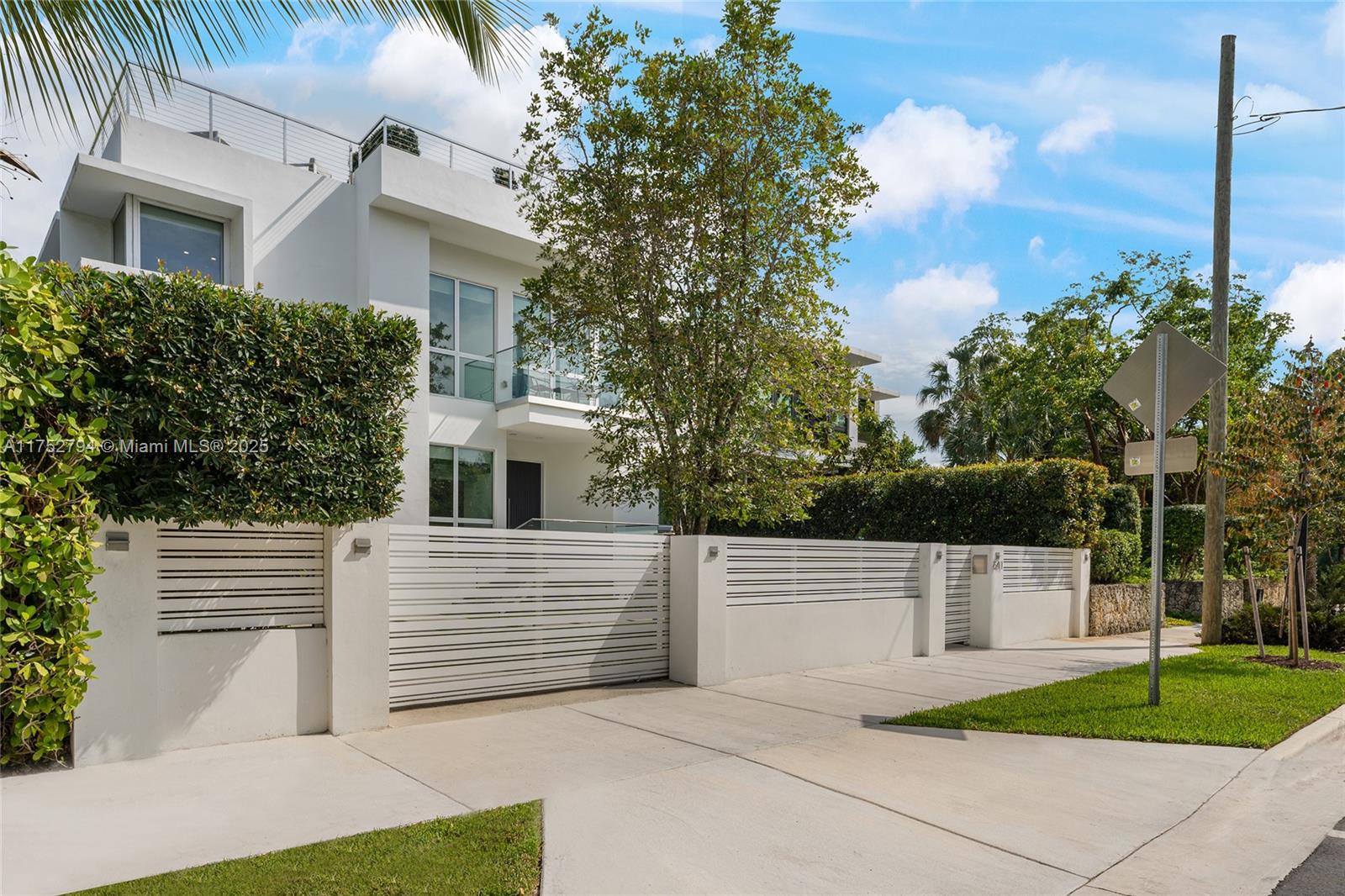 641 NW 7th St Rd