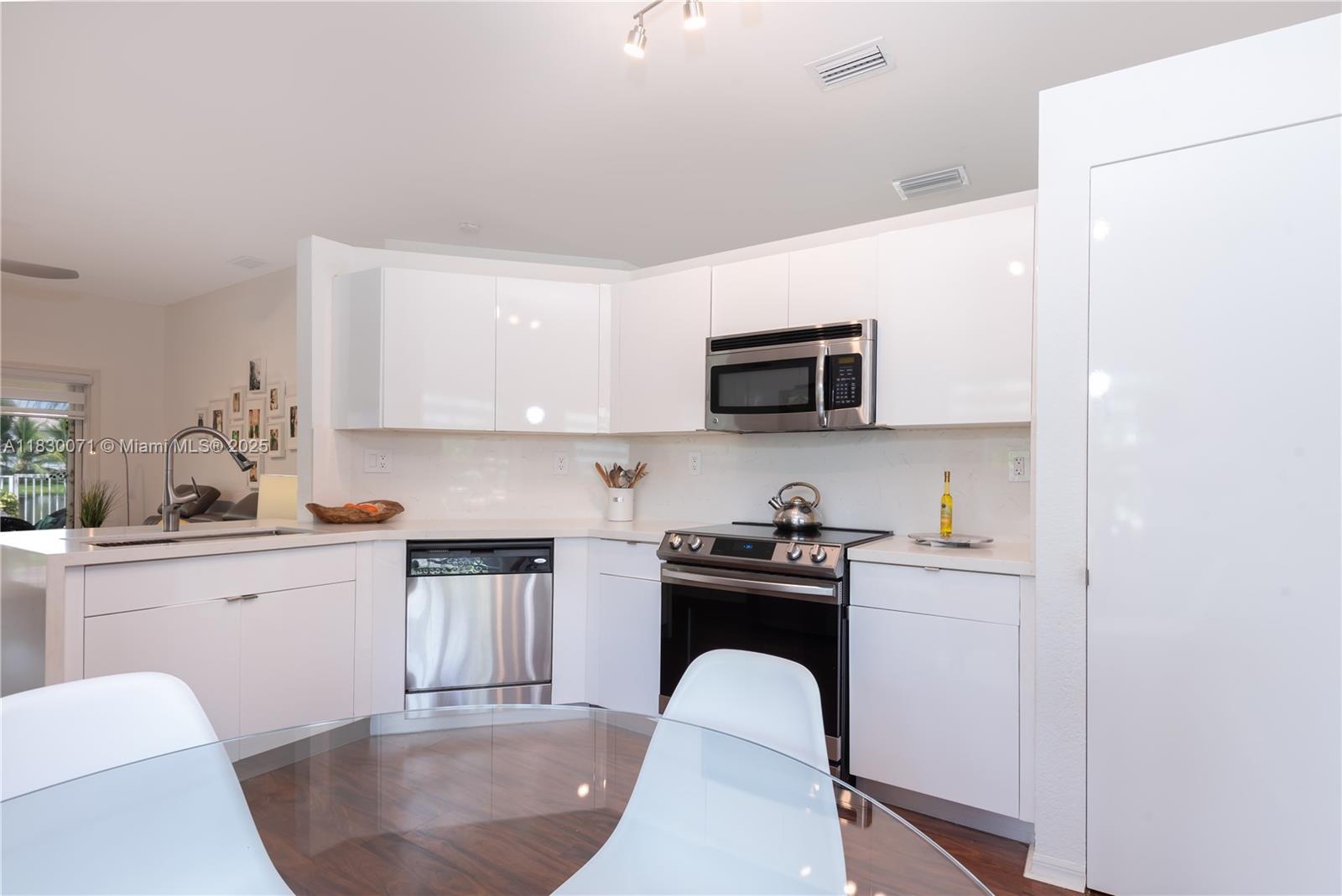 SAPPHIRE SHORES-SAPPHIRE - Residential