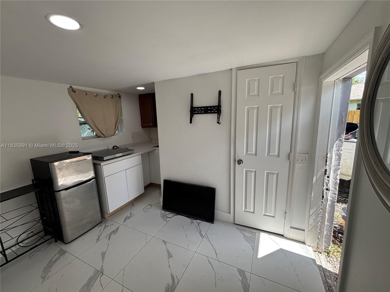 DETTACHED STUDIO!!WON'T LAST!!! Rent Includes (Water, Electricity, Internet and Basic Trash Removal). Nice Remodeled White Studio with Kitchenette & Nice size Bathroom. One Pet Welcome. The location is near shops, restaurants, and major highways.