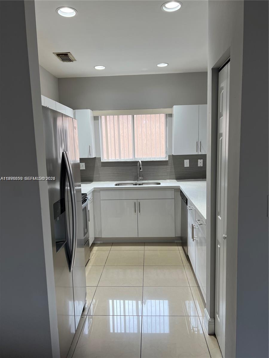 EMILIOS PLACE AT OASIS - Residential Lease