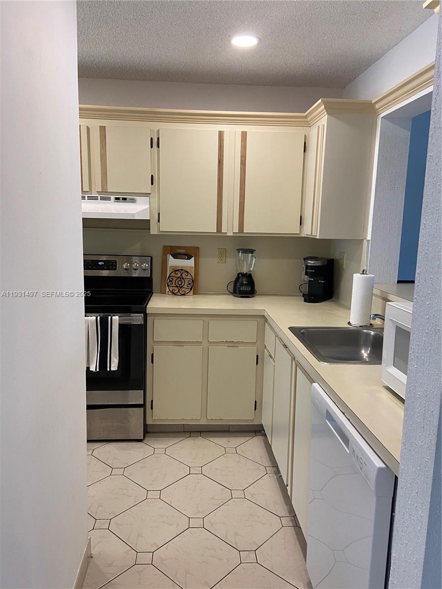 PALM GREENS AT VILLA DEL - Residential Lease