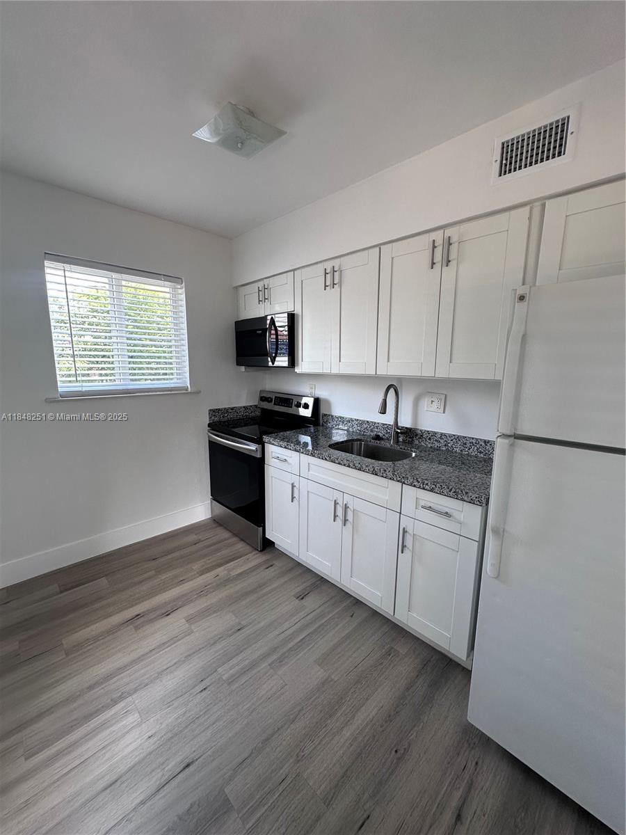 Now available! This bright and spacious 2-bedroom, 1-bath apartment is located at 69 NW 35th St, Unit #2, offering comfortable living in a convenient location. Rental Details: * Monthly Rent: $2,200 * Move-in Requirements: First month, last month, and security deposit * Application Fee: $40