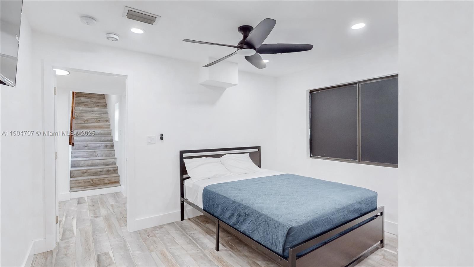 HOLLYWOOD TERRACE AMEN PL - Residential Lease