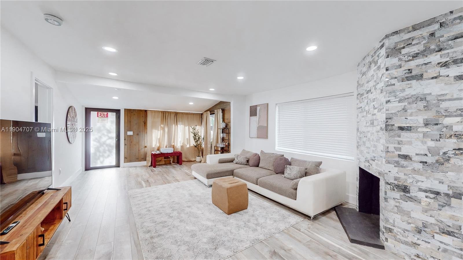 HOLLYWOOD TERRACE AMEN PL - Residential Lease