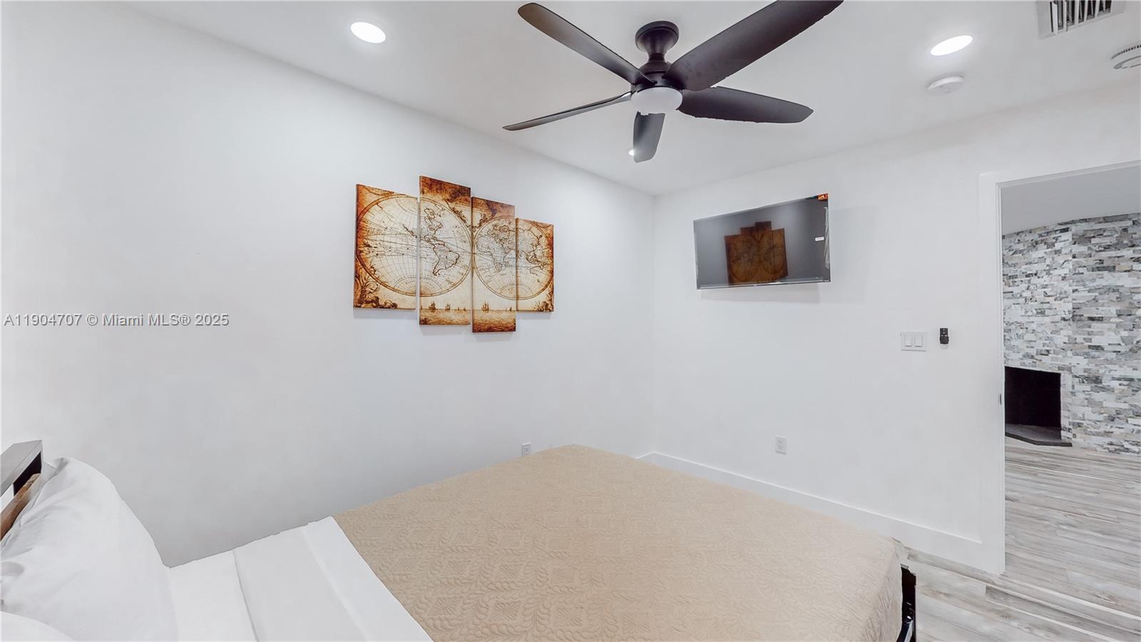 HOLLYWOOD TERRACE AMEN PL - Residential Lease