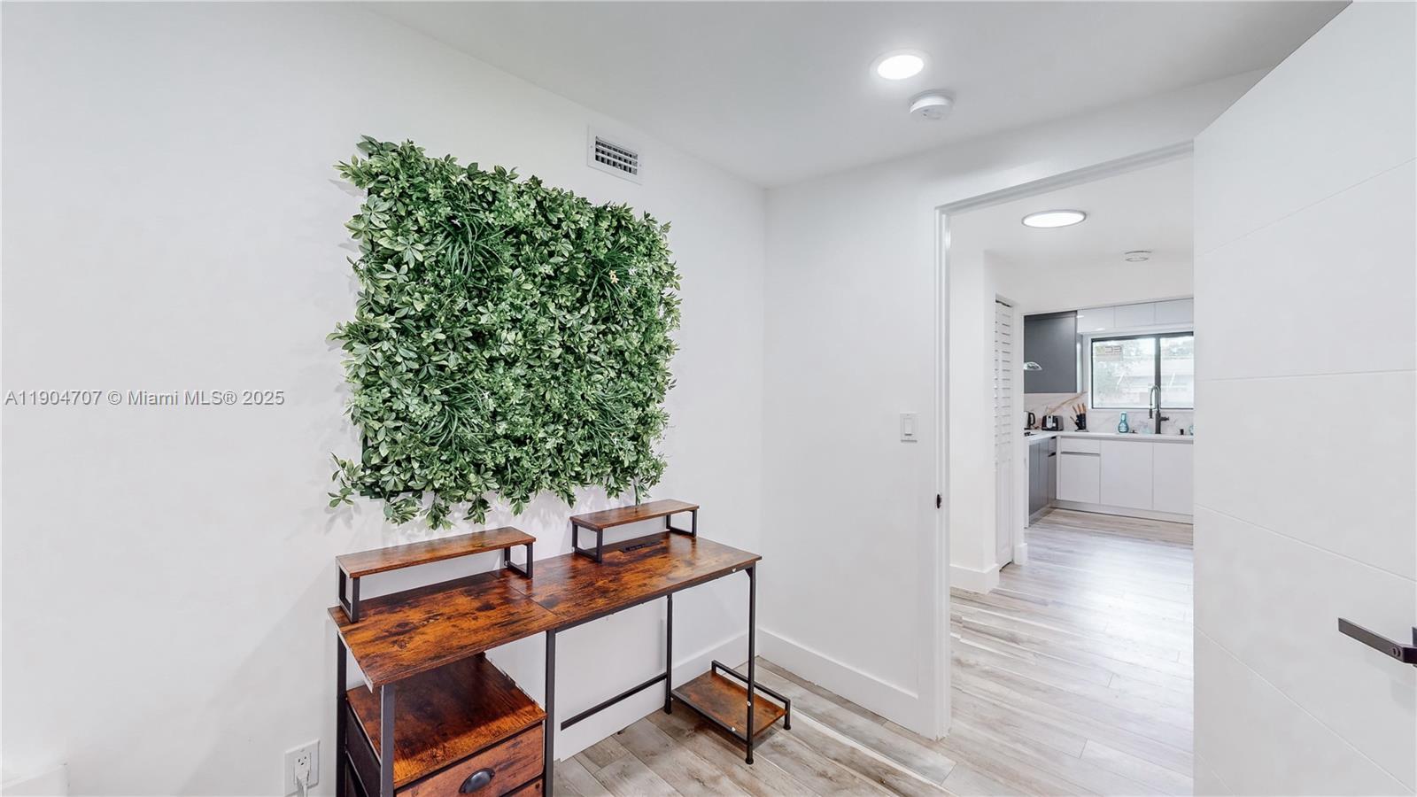 HOLLYWOOD TERRACE AMEN PL - Residential Lease