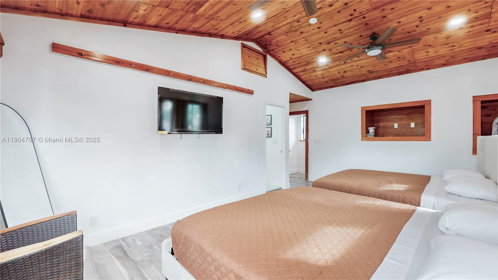 HOLLYWOOD TERRACE AMEN PL - Residential Lease