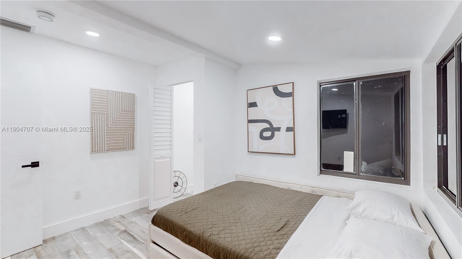 HOLLYWOOD TERRACE AMEN PL - Residential Lease