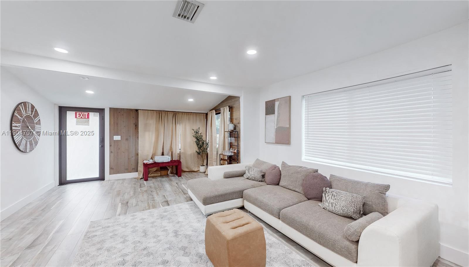 HOLLYWOOD TERRACE AMEN PL - Residential Lease