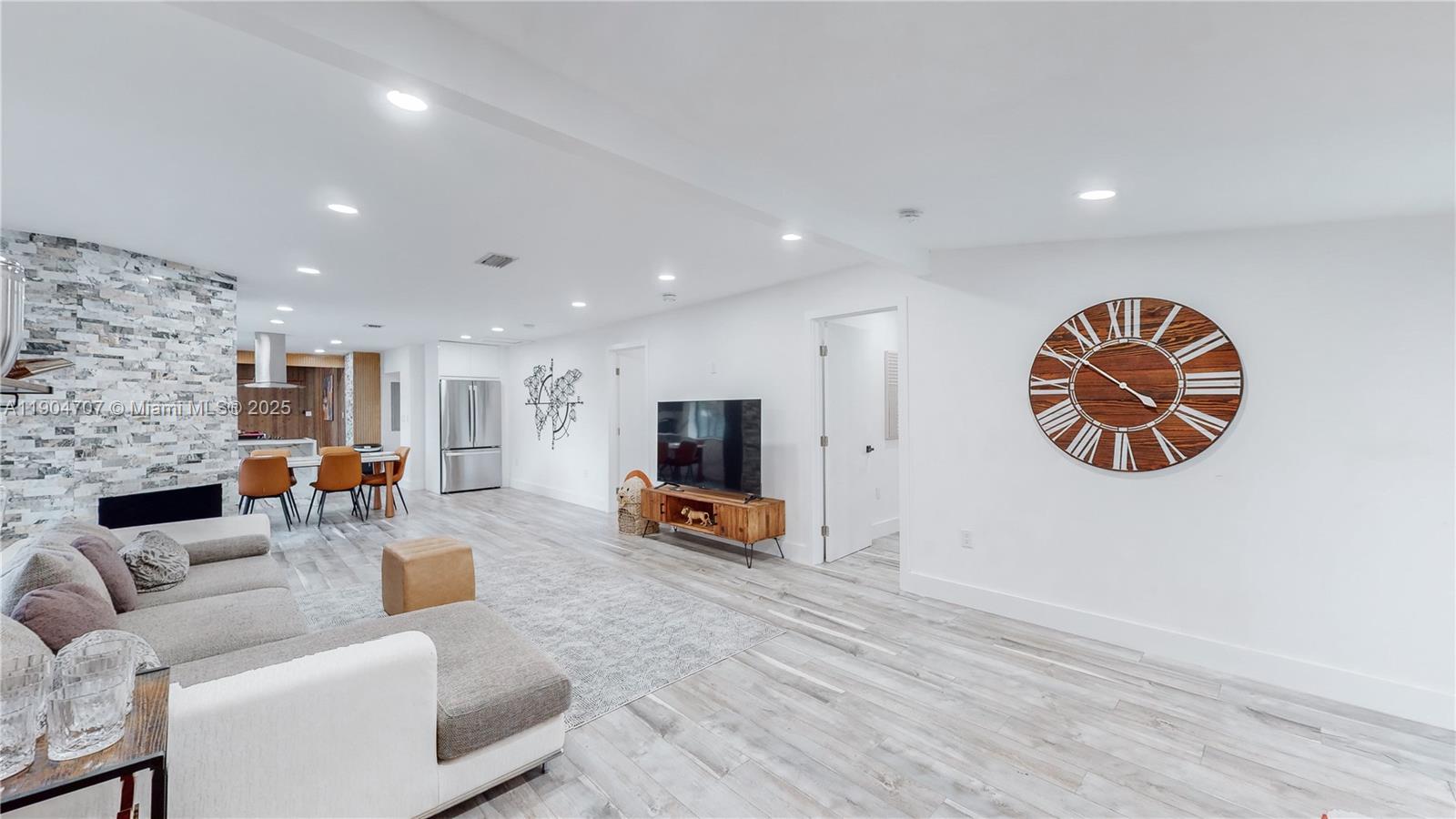 HOLLYWOOD TERRACE AMEN PL - Residential Lease