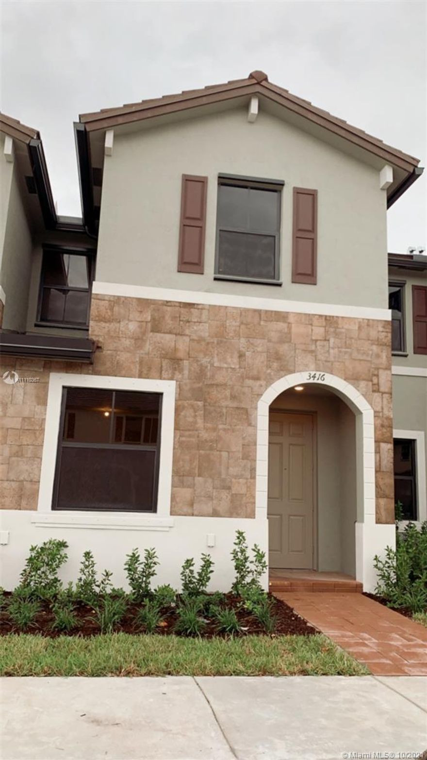 Brand new townhouse, 3 bedrooms  2.5 bathrooms. gated community 24 hours. ready to move in! stainless still appliances, great location, close to main roads, spacious living room and dining area, amazing amenities, club house, pool with a lake view, kids splash park and fitness center.