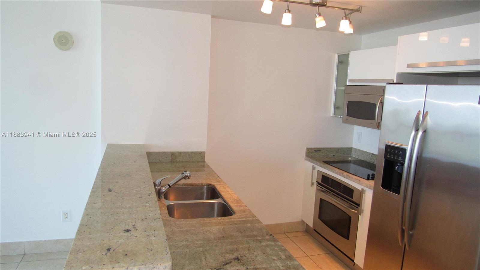 BLUE CONDO - Residential Lease