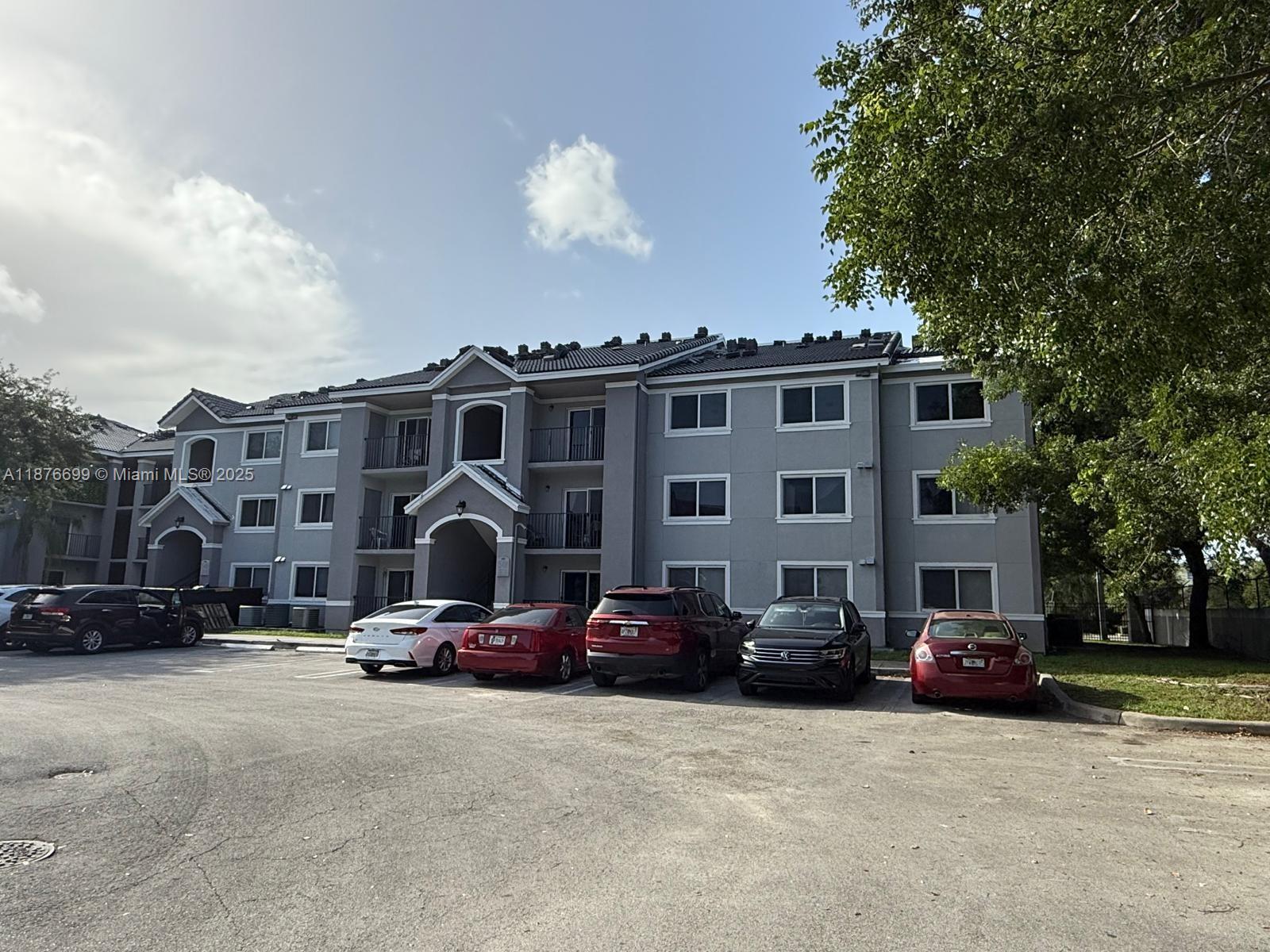 VISTA TRACE 1 CONDO - Residential