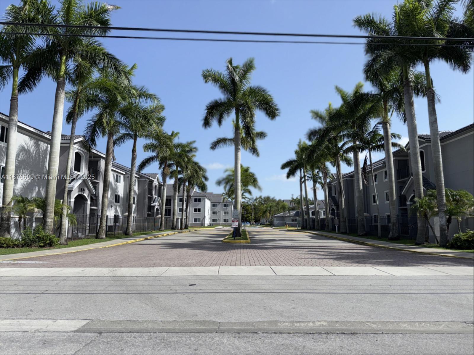 VISTA TRACE 1 CONDO - Residential