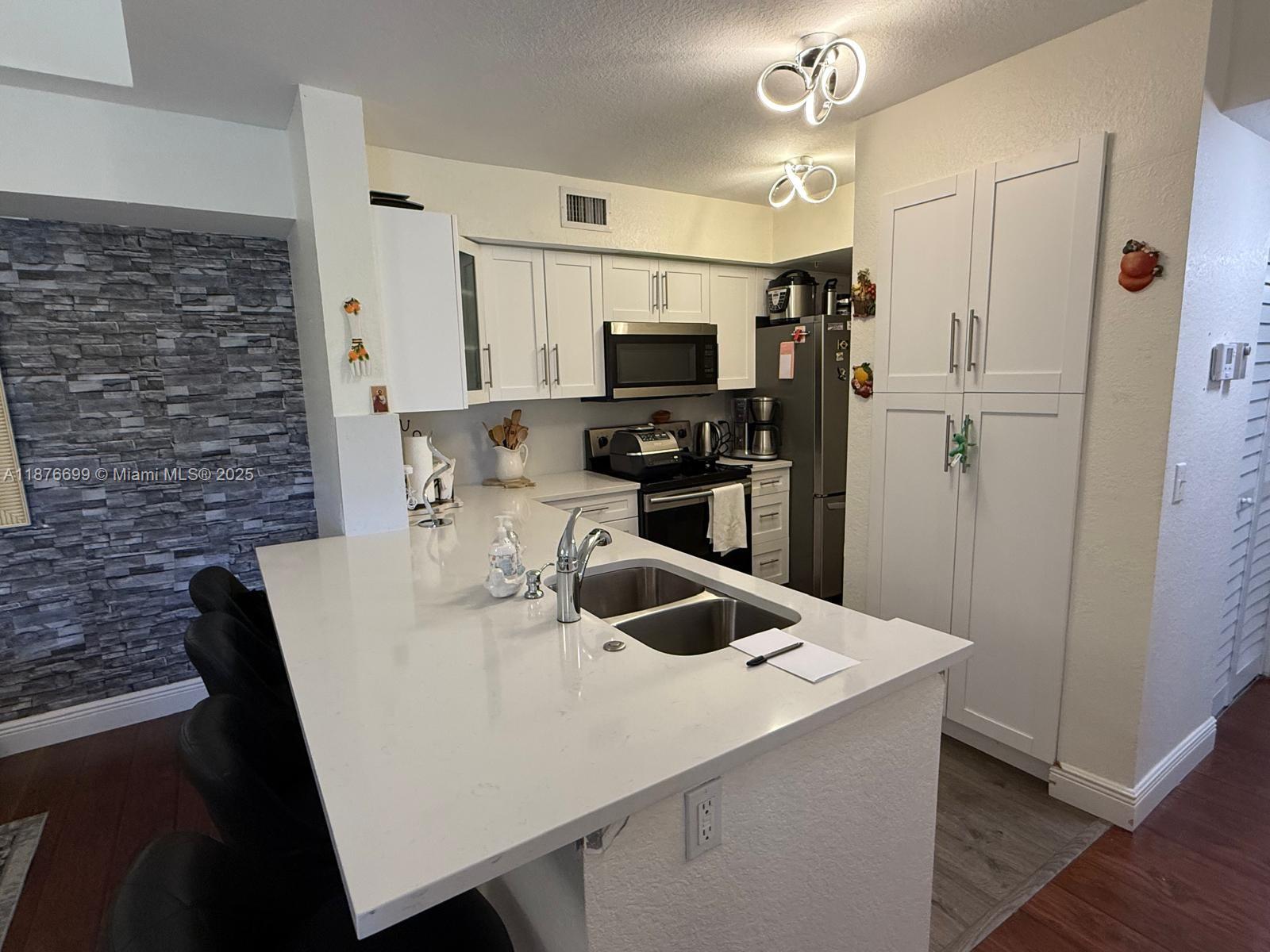 VISTA TRACE 1 CONDO - Residential