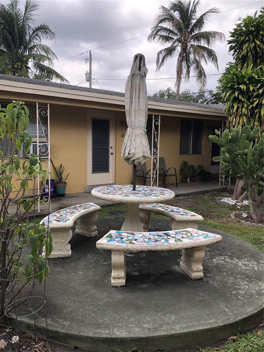 HOLLYWOOD LAWNS - Residential Lease