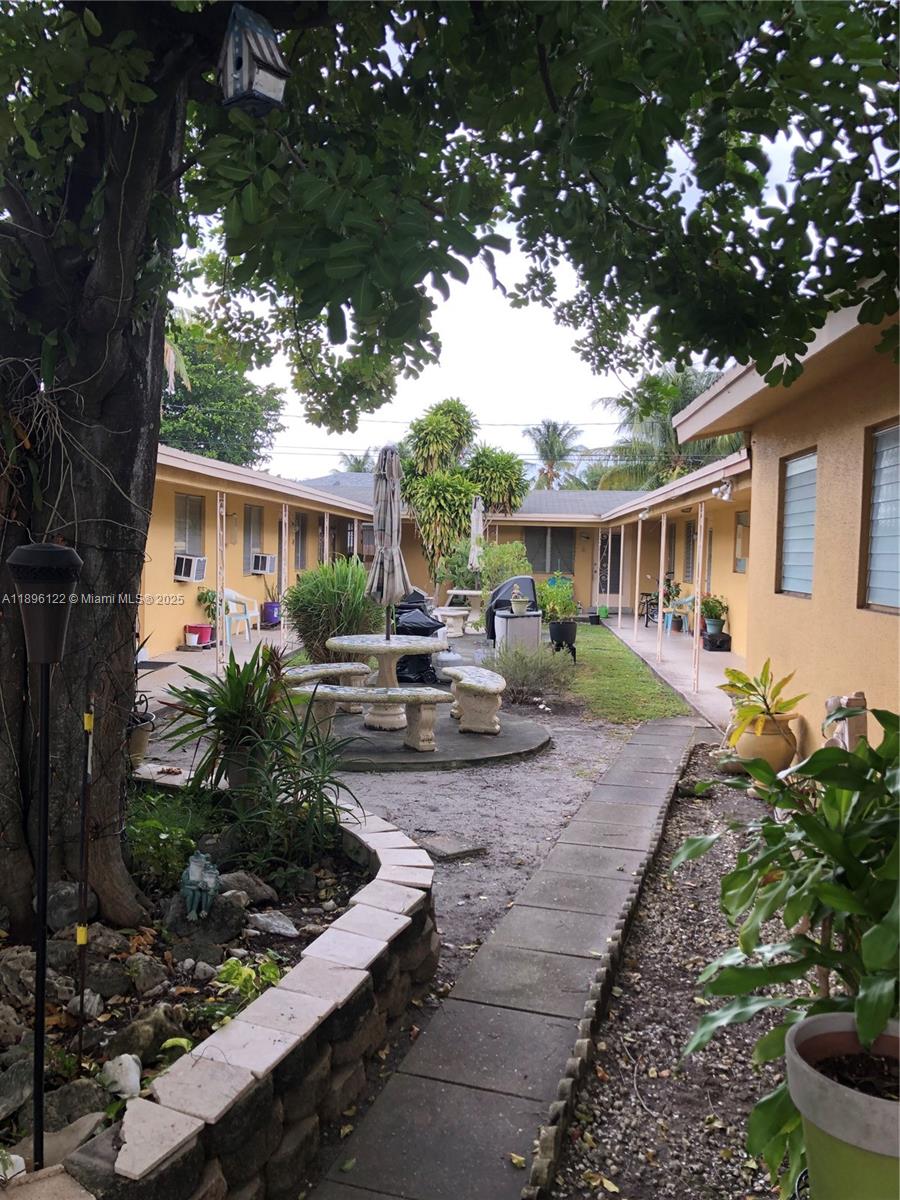 HOLLYWOOD LAWNS - Residential Lease