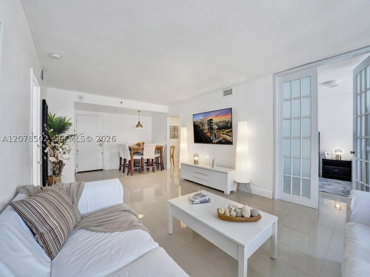 5225 Collins Ave 1516