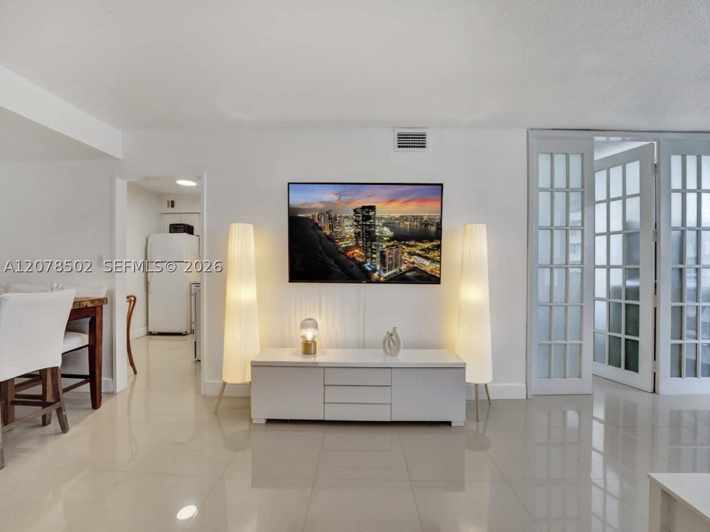 5225 Collins Ave 1516