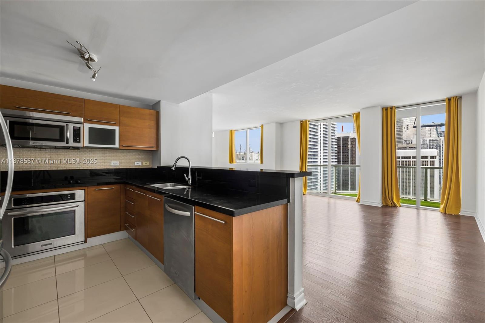 253 NE 2nd St 3309 + DEN