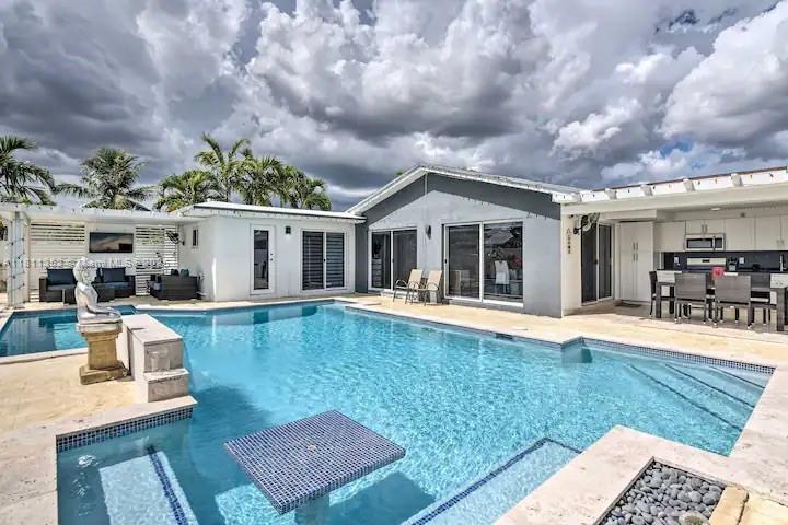 8031 W 14th Ct, Hialeah, Miami-Dade County, Florida - 6 Bedrooms  
5 Bathrooms - 