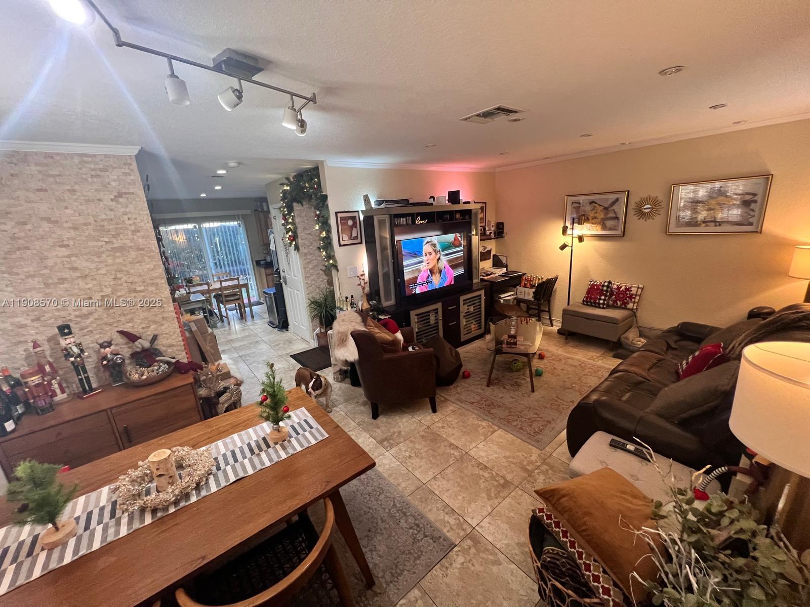 AQUA VISTA TOWNHOMES COND - Residential Lease