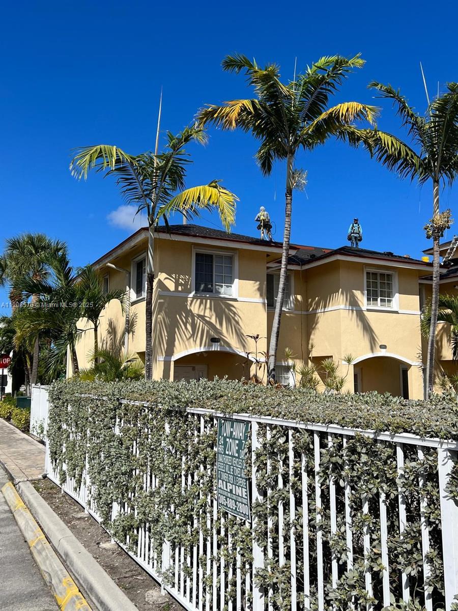 AQUA VISTA TOWNHOMES COND - Residential Lease