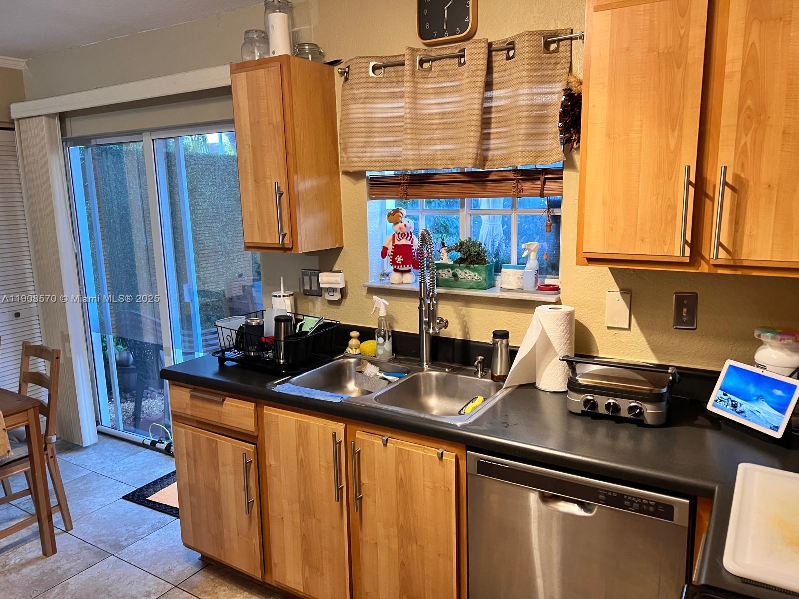 AQUA VISTA TOWNHOMES COND - Residential Lease