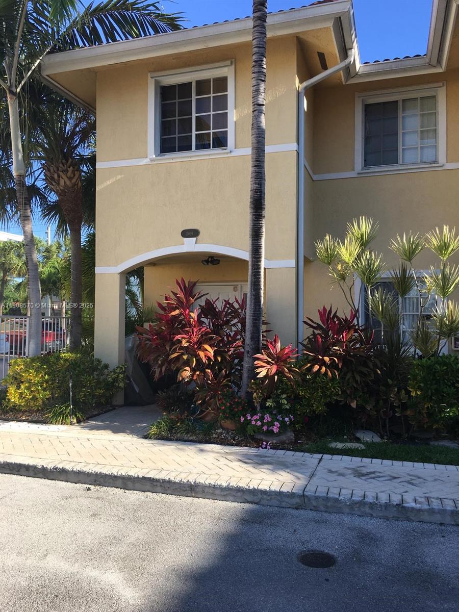 AQUA VISTA TOWNHOMES COND - Residential Lease