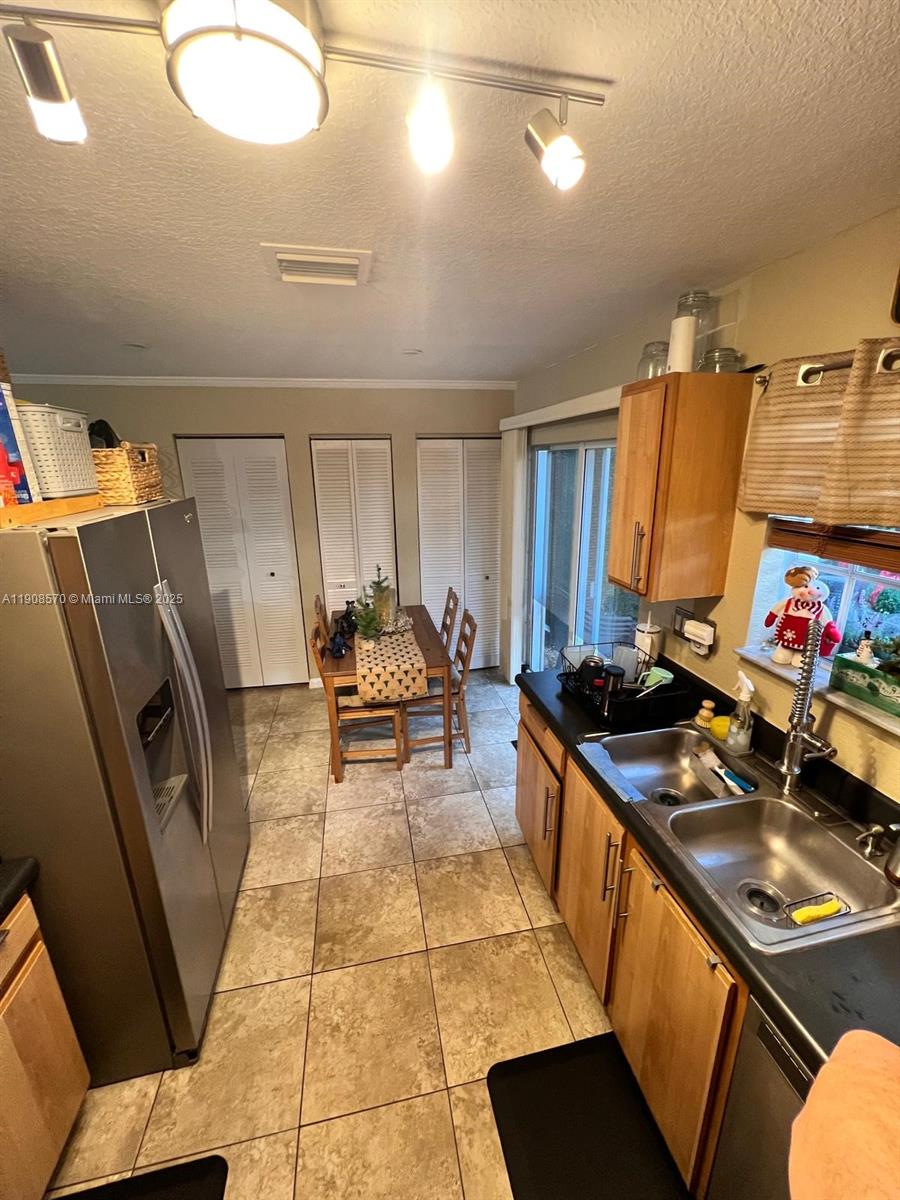 AQUA VISTA TOWNHOMES COND - Residential Lease