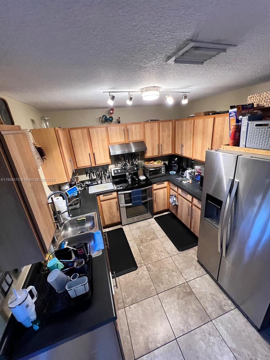 AQUA VISTA TOWNHOMES COND - Residential Lease