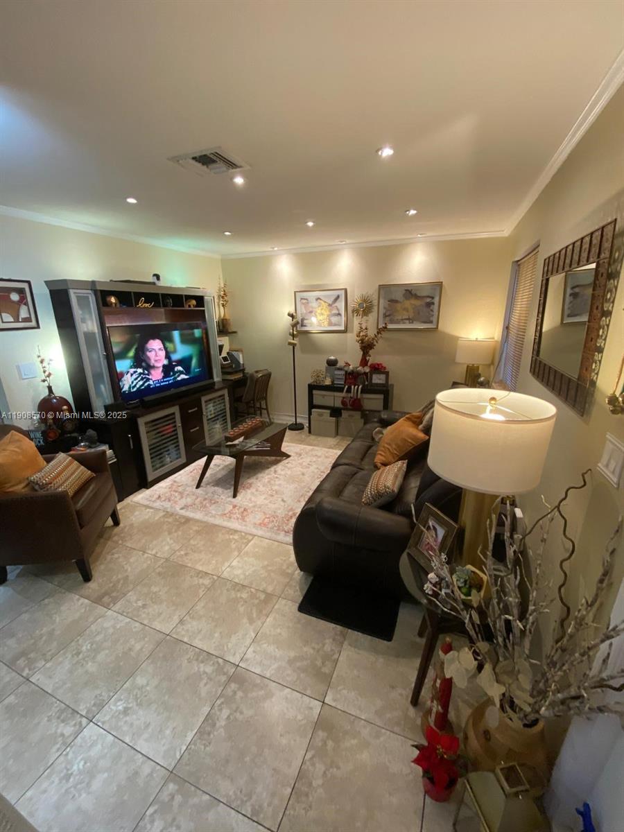 AQUA VISTA TOWNHOMES COND - Residential Lease