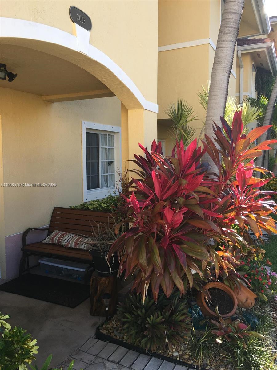 AQUA VISTA TOWNHOMES COND - Residential Lease