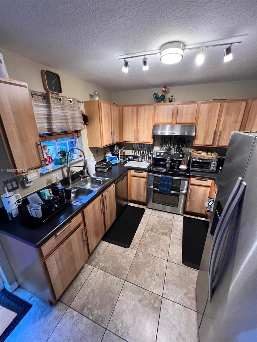 AQUA VISTA TOWNHOMES COND - Residential Lease