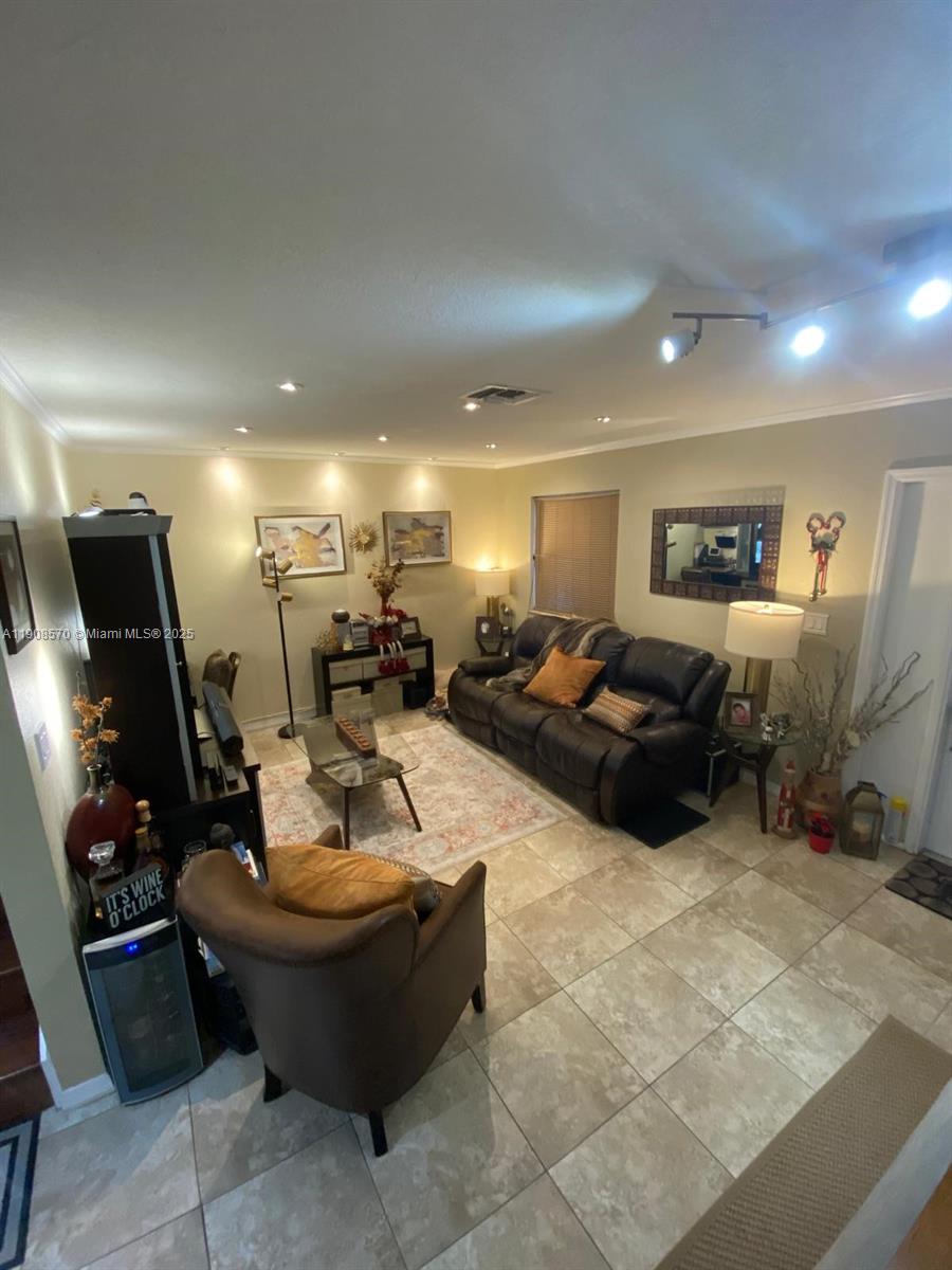 AQUA VISTA TOWNHOMES COND - Residential Lease