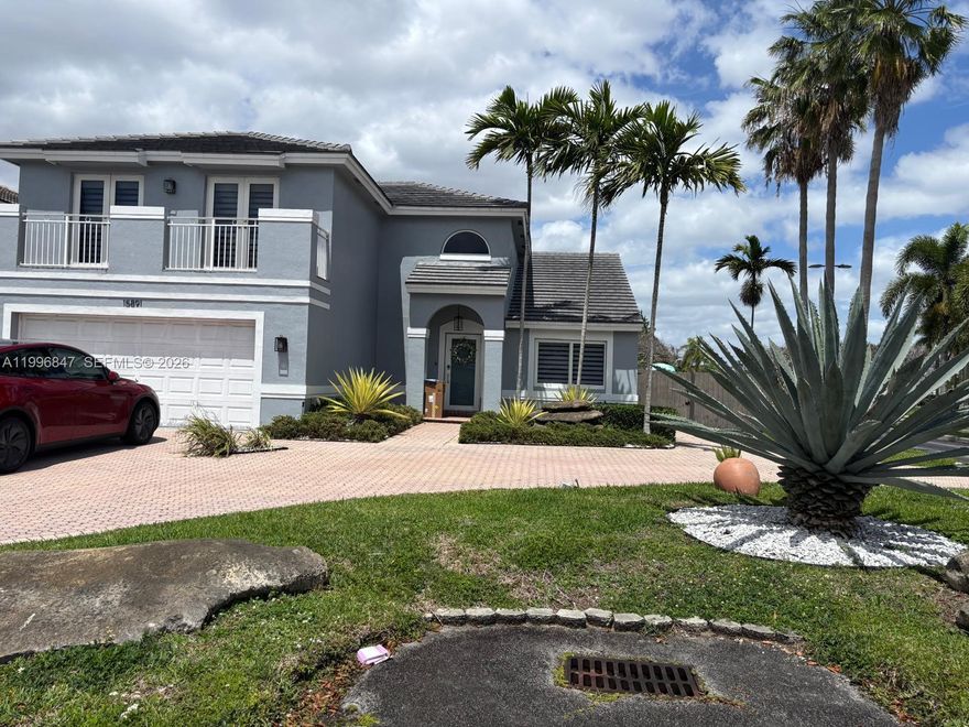 This beautiful residence combines functionality and elegance in a way that feels both inviting and practical. Featuring an open and airy layout, an updated kitchen designed for everyday living, a warm and inviting living area, and a private outdoor space perfect for unwinding or hosting guests, this home truly stands out. Situated in a sought-after community close to shopping, dining, schools, and major routes, it offers both comfort and convenience in one place.