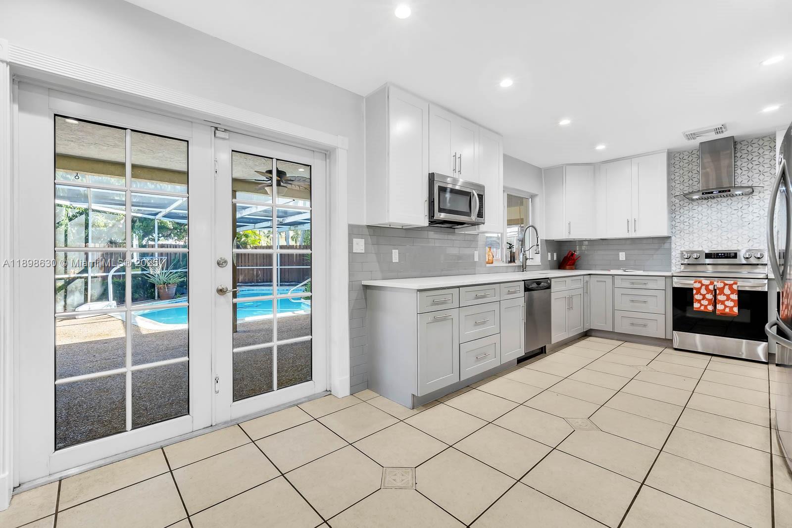 HOLLYWOOD HILLS - Residential