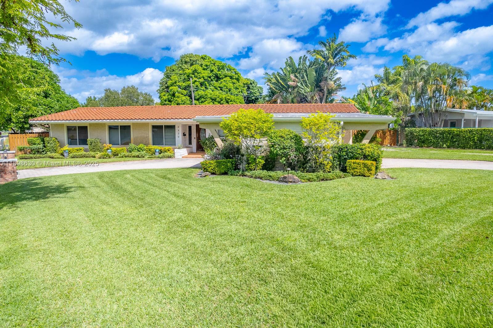 HOLLYWOOD HILLS - Residential