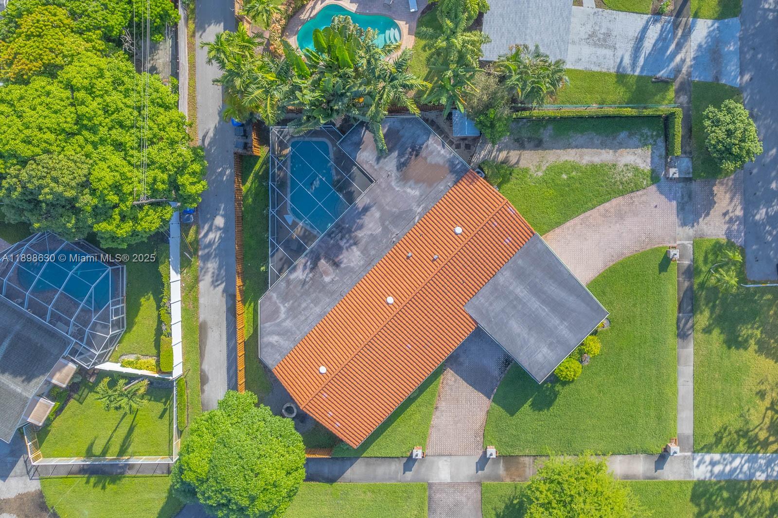 HOLLYWOOD HILLS - Residential
