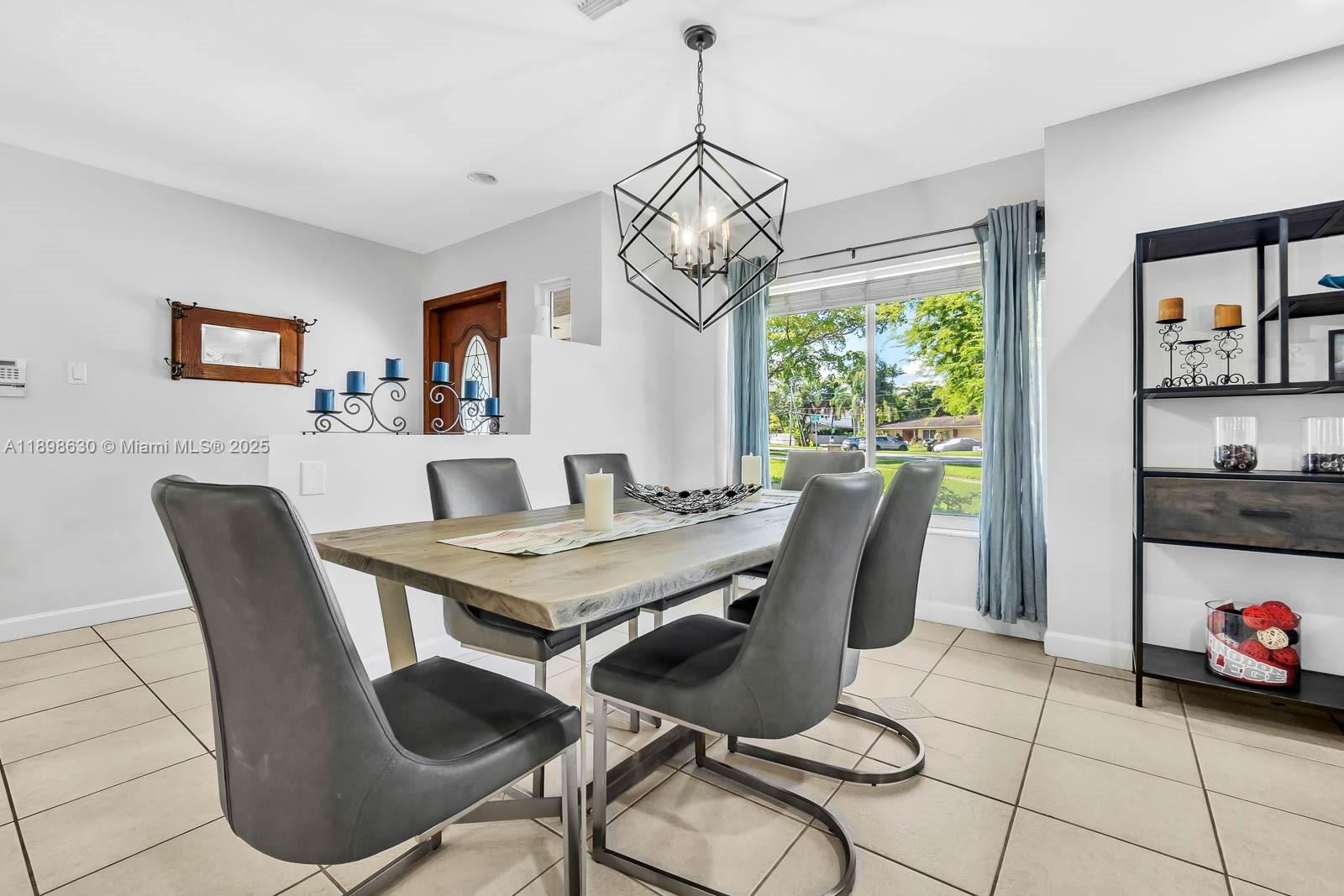 HOLLYWOOD HILLS - Residential