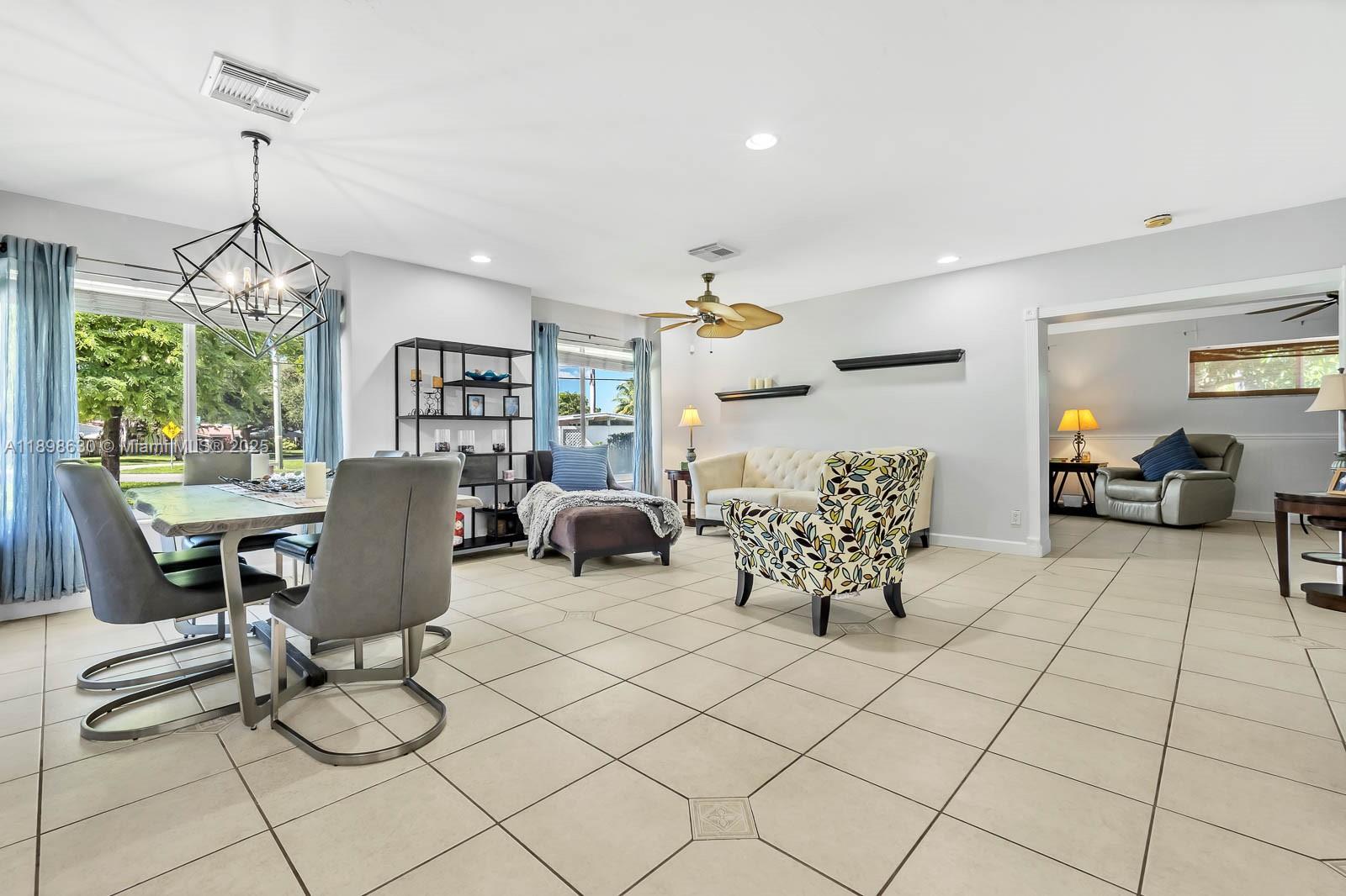 HOLLYWOOD HILLS - Residential