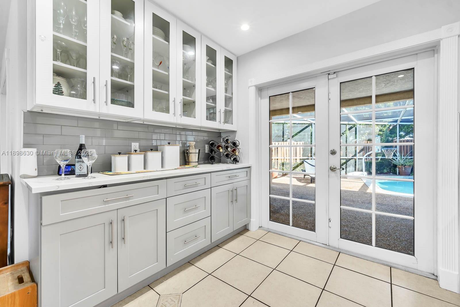 HOLLYWOOD HILLS - Residential