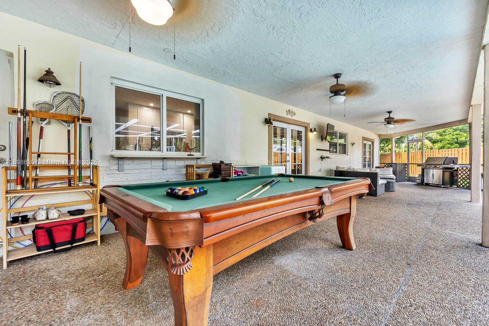 HOLLYWOOD HILLS - Residential