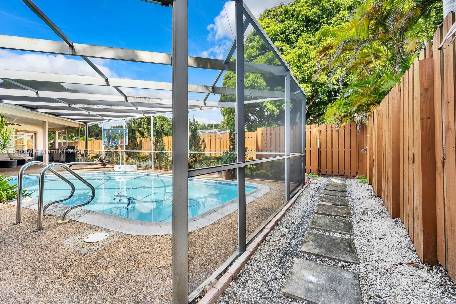 HOLLYWOOD HILLS - Residential