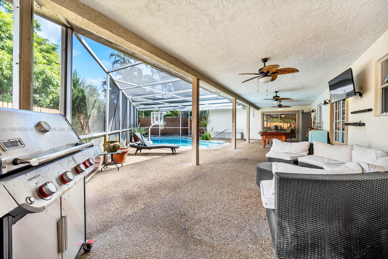 HOLLYWOOD HILLS - Residential
