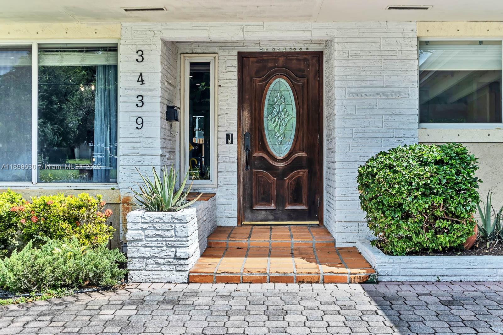 HOLLYWOOD HILLS - Residential