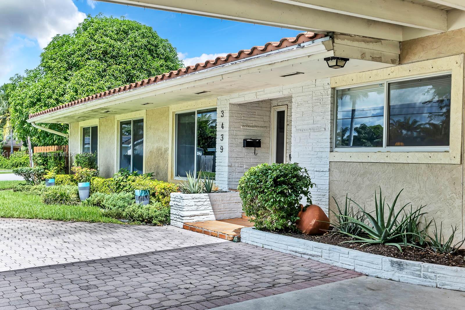 HOLLYWOOD HILLS - Residential