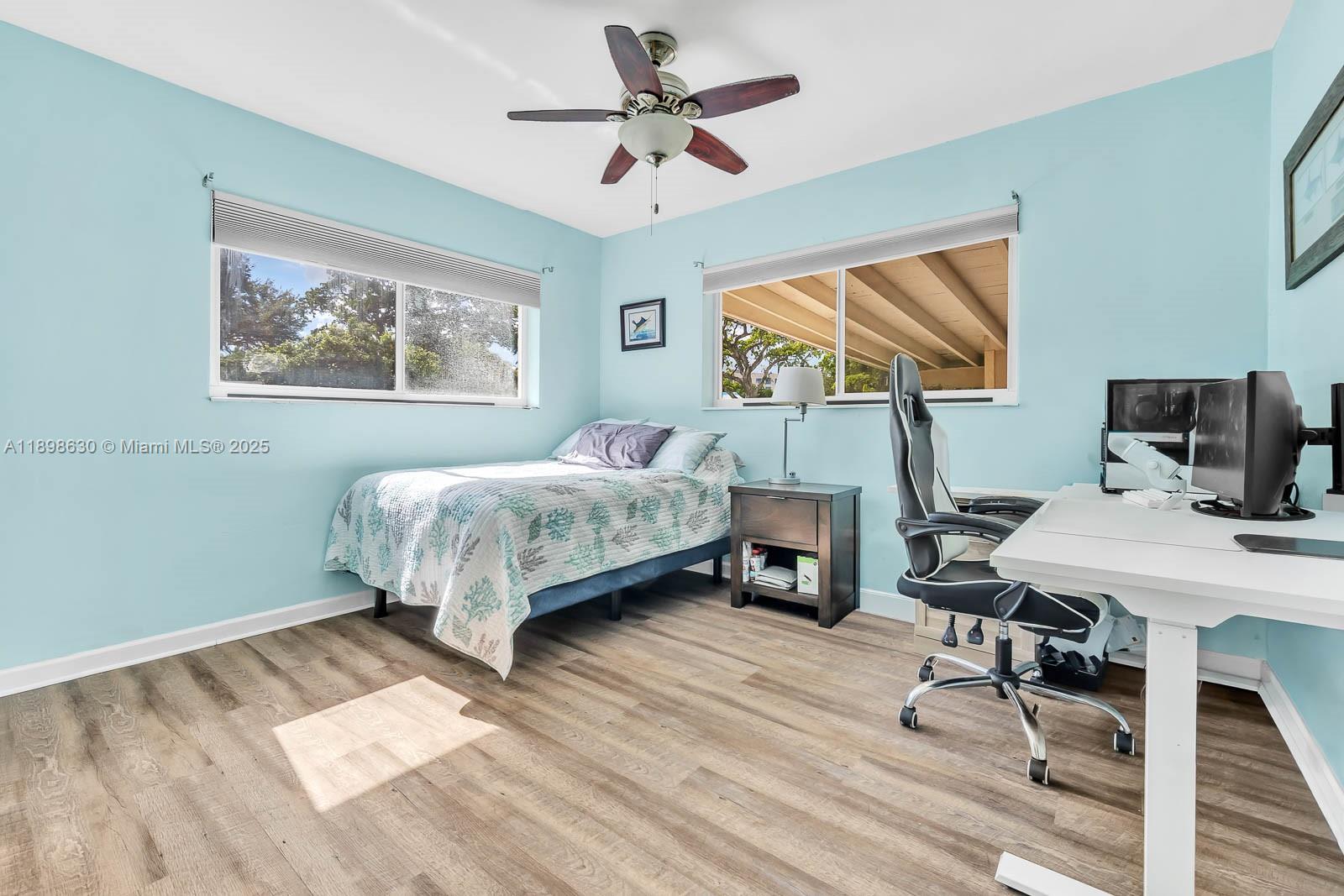 HOLLYWOOD HILLS - Residential