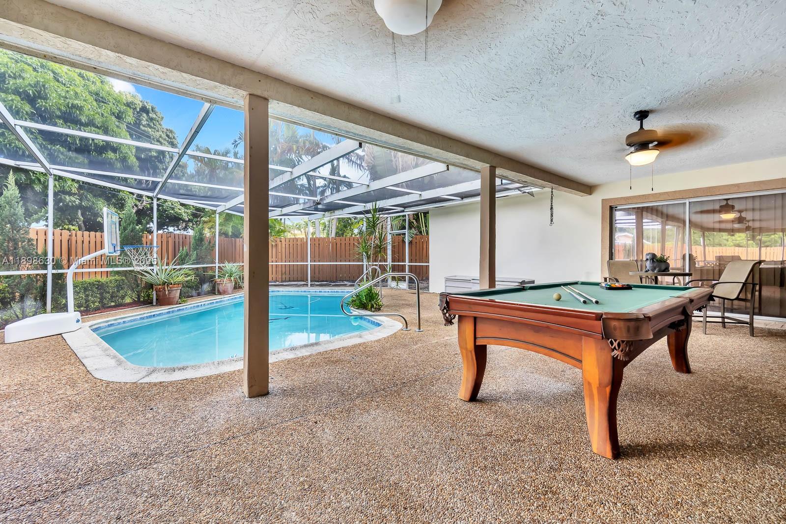 HOLLYWOOD HILLS - Residential